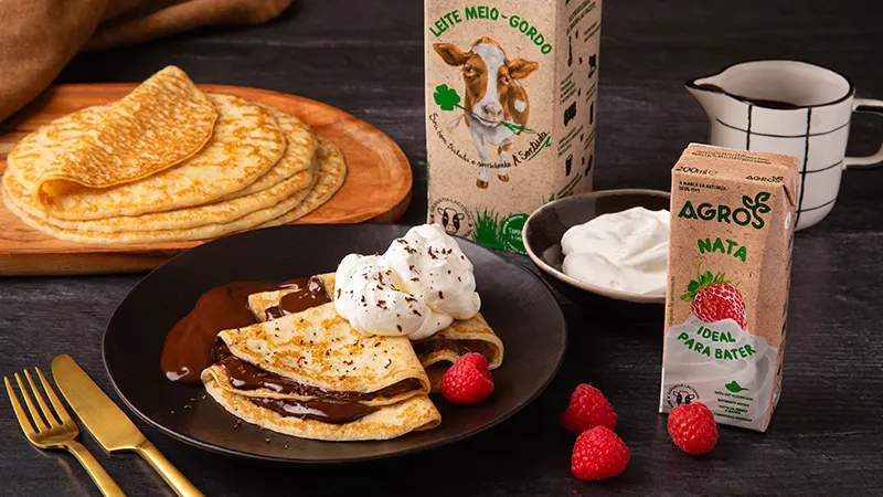 Crepes fáceis com chantilly e ganache de chocolate