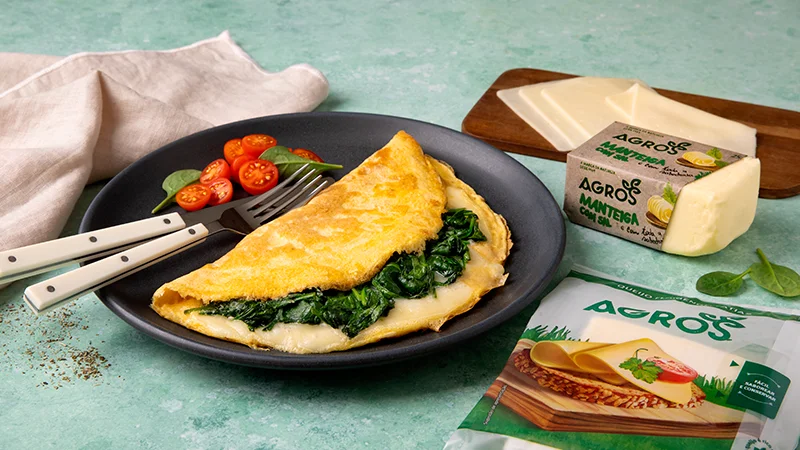 Omelete de queijo e espinafres